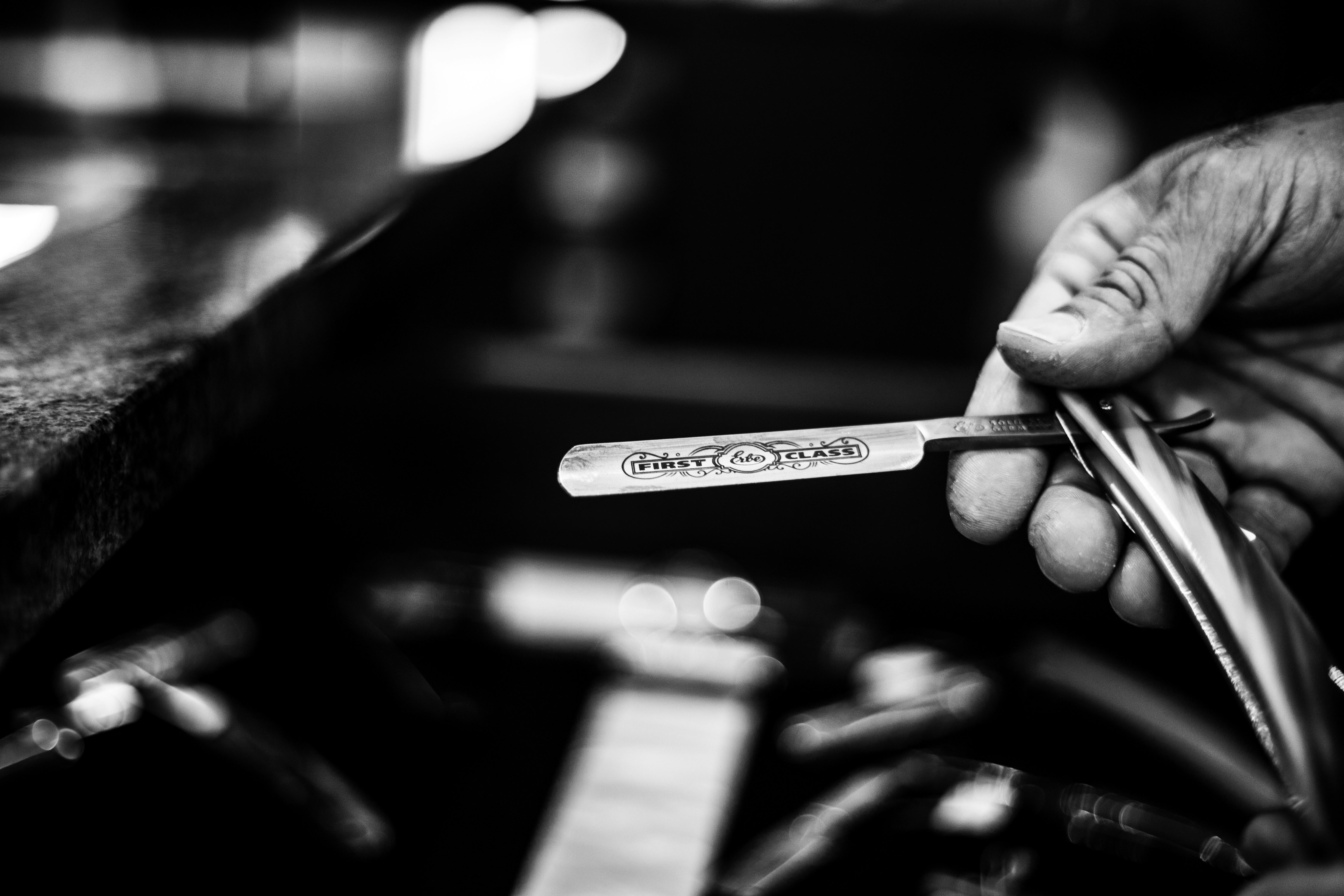 Detailní pohled na práci holiče v PULZ Barbershop